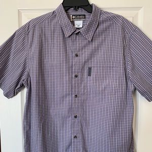 COLUMBIA MENS XCO BUTTON DOWN SHORT SLEEVE SHIRT.
